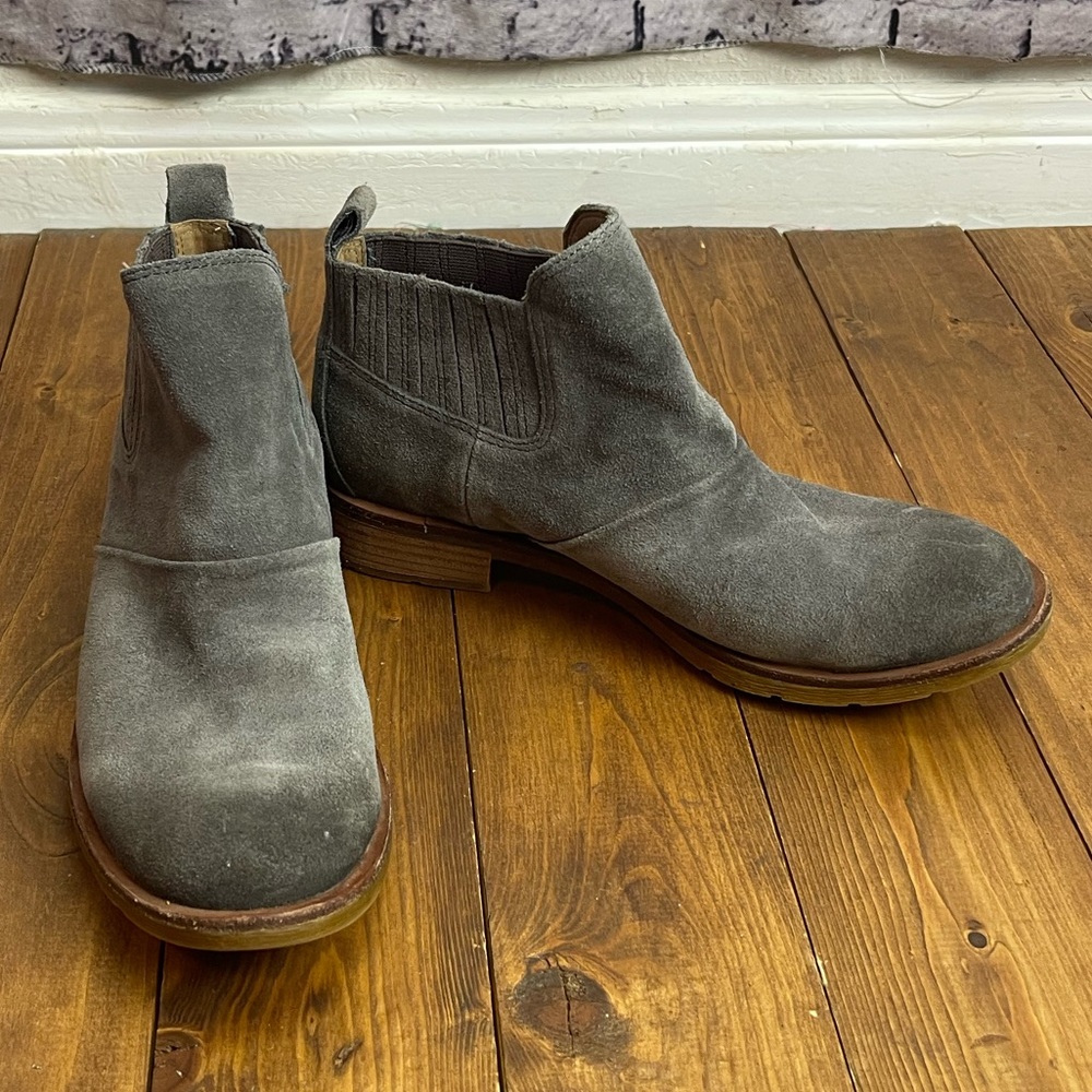 Sofft Womens size 7M gray suede ankle booties